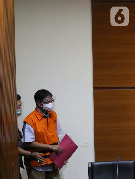 Mantan Direktur Teknik dan Pengelolaan Armada Garuda, Hadinoto Soedigno jelang rilis penetapan penahanan di Gedung KPK, Jakarta, Jumat (4/12/2020). Hadinoto diduga turut menerima suap pengadaan mesin pesawat dari Airbus SAS dan Rolls-Royce PLC melalui Soetikno. (Liputan6.com/Helmi Fithriansyah)