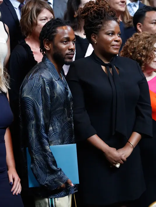 Rapper Kendrick Lamar berfoto bersama penulis Rachel Kaadzi Ghansah usai menerima penghargaan Pulitzer Prize 2018 di Universitas Columbia New York (30/5). Kendrick Lamar memenangkan Pulitzer atas albumnya DAMN. (AP/Bebeto Matthews)