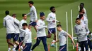 <p>Para pemain Paris Saint-Germain ambil bagian dalam sesi latihan di tempat latihan klub Camp des Loges di Saint-Germain-en-Laye, barat Paris, Kamis (28/4/2022). Juara Ligue 1 yang baru dinobatkan PSG akan dijamu oleh Strasbourg pada pekan ke-35 Ligue 1 2021/22, Sabtu 30 April 2022, di Stade de la Meinau. (FRANCK FIFE / AFP)</p>