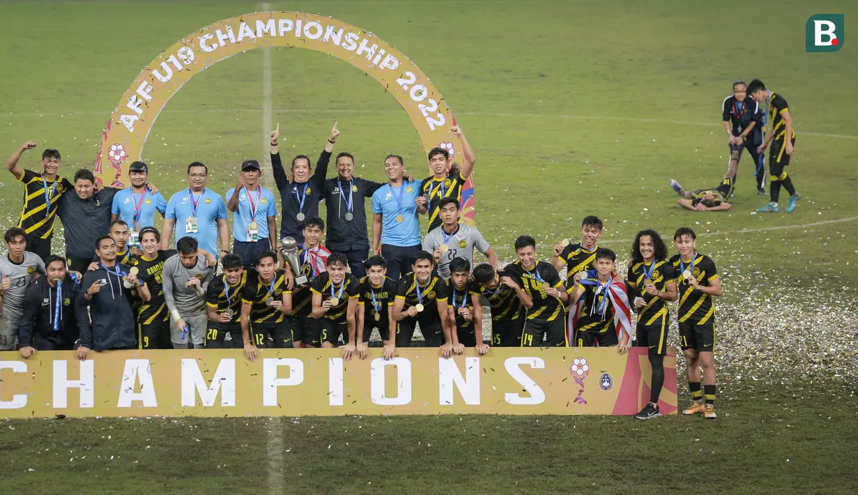 Pemain Timnas Malaysia U-19, Adam Farhan Mohd Faizal (kanan ketiga) tengah mendapatkan perawatan dari salah satu official tim saat timnya merayakan juara Piala AFF U-19 2022 di Stadion Patriot Candrabhaga, Bekasi, Jumat (15/07/2022). (Bola.com/Bagaskara Lazuardi)