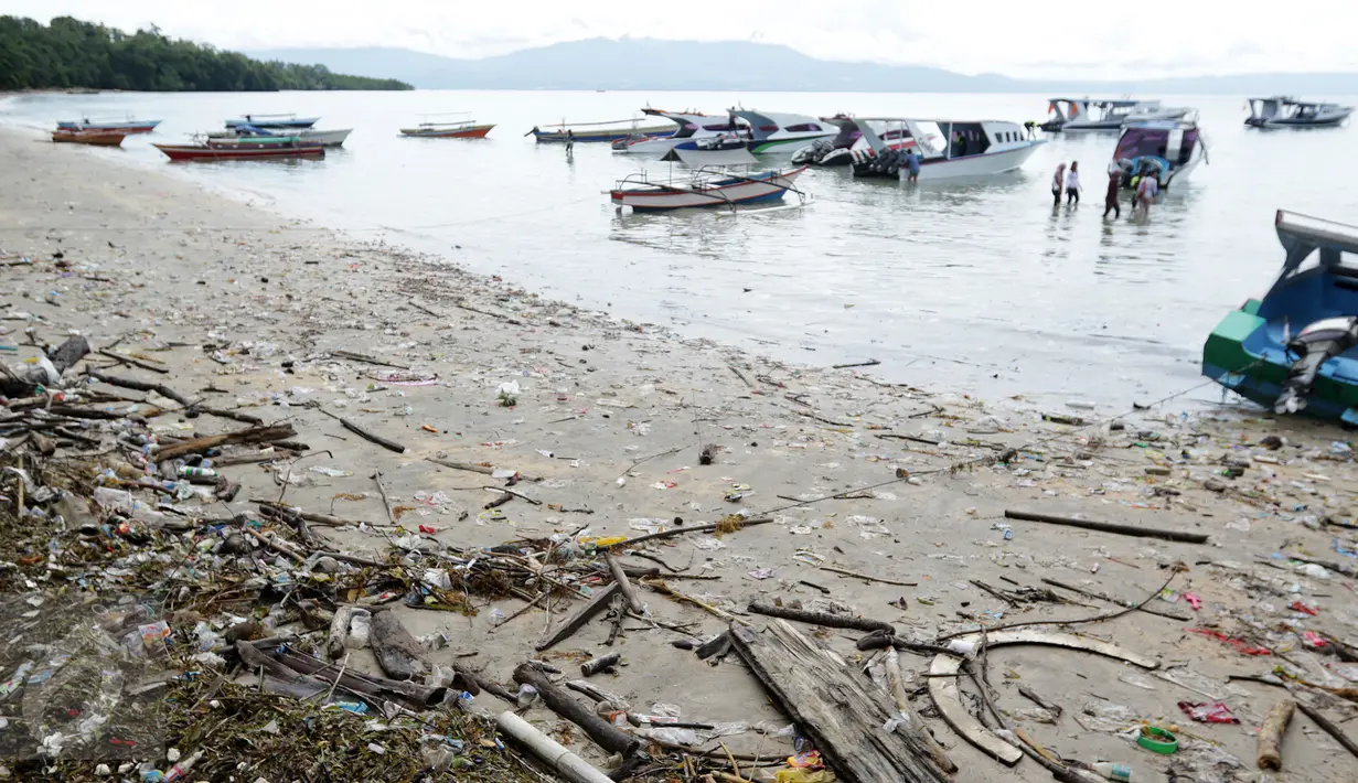 Tumpukan sampah kiriman berserakan di pinggiran pantai Pulau Bunaken, Manado, Sabtu (17/12). Kondisi Obyek wisata kelas dunia dari Sulawesi Utara itu kini sangat memprihatinkan saat ini. (Liputan6.com/Fery Pradolo)