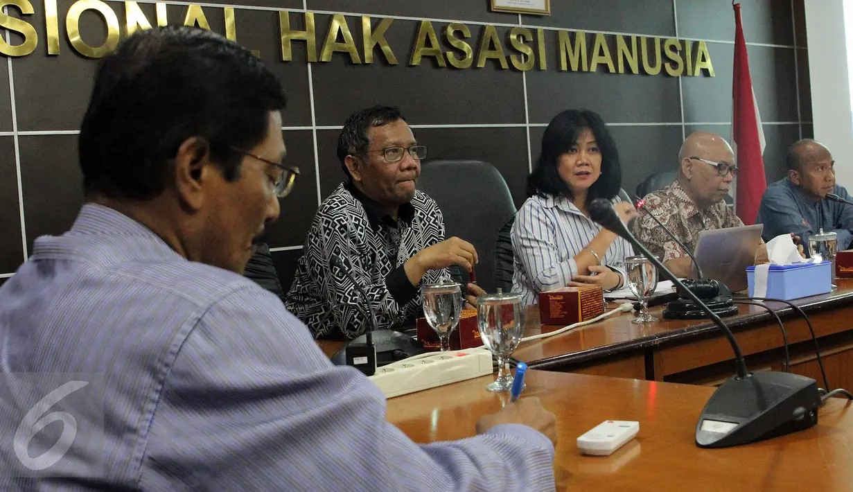 Pemerhati sepakbola Mahfud MD (kedua kiri) dan Rahmad Darmawan (kanan) menemui Komisoner Komnas HAM Siane Indriani (tengah) di kantor Komnas HAM, Jakarta, Kamis (13/8). Pertemuan tersebut terkait pembekuan PSSI oleh Kemenpora. (Liputan6.com/Helmi Afandi)