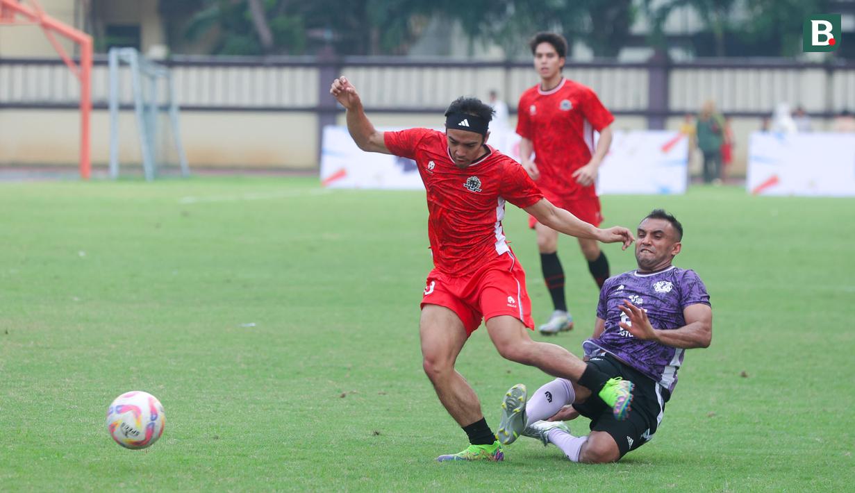 Laga panas mewarnai ketika Colossus FC menghadapi Selebritis FC dalam pertandingan penutup Celebrity Trofeo 2025. Kedua kesebelasan bermain ngotot sehingga berlangsung kontak fisik berkali-kali. (Bola.com/M Iqbal Ichsan)