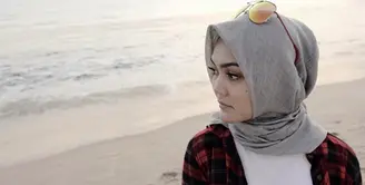 Setelah hubungannya dengan penyanyi asal Brunei Darussalam, Fakhrul Razi kandas, beberapa pria dikabarkan dekat dengan presenter Rina Nose. Kini, ia mengaku sedang jatuh cinta dengan pria yang dikini dikabarkan dekat itu. (Instagram/rinanose16)