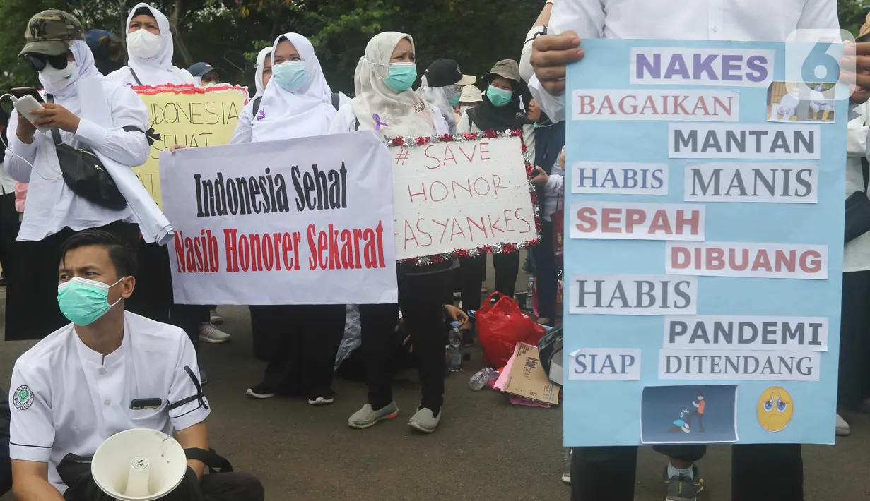 Massa dari Forum Komunikasi Nakes dan Non-Nakes Indonesia (FKHN Indonesia) menggelar aksi di kawasan Patung Kuda, Jakarta Pusat, Kamis (22/9/2022). Sebanyak 2.600 personel gabungan diterjunkan untuk mengamankan aksi demo yang digelar oleh FKHN di kawasan Patung Kuda. (Liputan6.com/Herman Zakharia)
