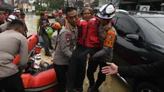 Personel Brimob Mabes Polri mengevakuasi korban banjir di Perumahan Vila Nusa Indah 3, Kabupaten Bogor, Jawa Barat, Selasa (4/3/2025). (merdeka.com/Arie Basuki)
