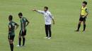 Pelatih Timnas Indonesia U-22, Indra Sjafri, memberikan instruksi saat latihan di Stadion Madya, Jakarta, Jumat (18/1). Latihan ini merupakan persiapan jelang Piala AFF U-22. (Bola.com/Yoppy Renato)