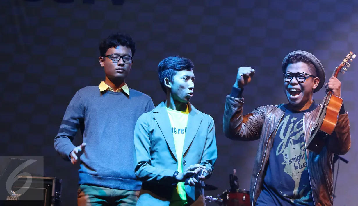 Ekspresi Panca Warna (kanan) saat dinobatkan menjadi pemenang kategori Stand Up Comedy pada final ajang kompetisi Torabika Cappucino Cool Expression di Plaza Barat Senayan, Jakarta, Sabtu (4/6/2016). (Liputan6.com/Herman Zakharia)