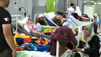 Pasien korban keracunan sedang menjalani perawatan medis di RSUD Leuwiliang, Bogor, Jawa Barat. (Liputan6.com/Achmad Sudarno)