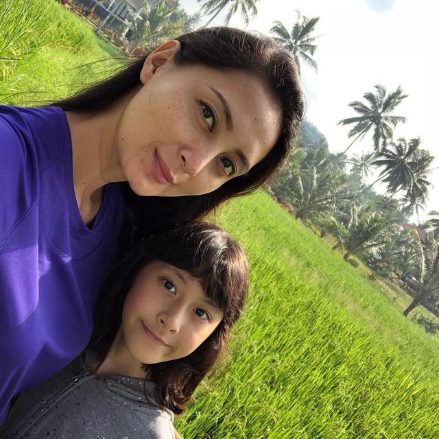 Jarang Terekspos, Ini 6 Momen Kebersamaan Della Puspita dan Anaknya