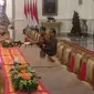 Presiden Jokowi bertemu pengurus JBMI dan Panitia Silatnas 2017 di Istana Merdeka, Rabu (15/3/2017). (Liputan6.com/Ahmad Romadoni)