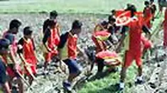 Ratusan siswa dari berbagai sekolah di Kecamatan Kedungtuban, Blora, Jawa Tengah, membantu para petani mengatasi serangan hama tikus yang kian mengganas. 