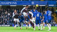 Pemain Aston Villa, Ollie Watkins, sukses menjadi mimpi buruk publik Stamford Bridge dengan dua golnya ke gawang Chelsea pada pekan ke-18 Premier League. (AFP/Glyn Kirk)