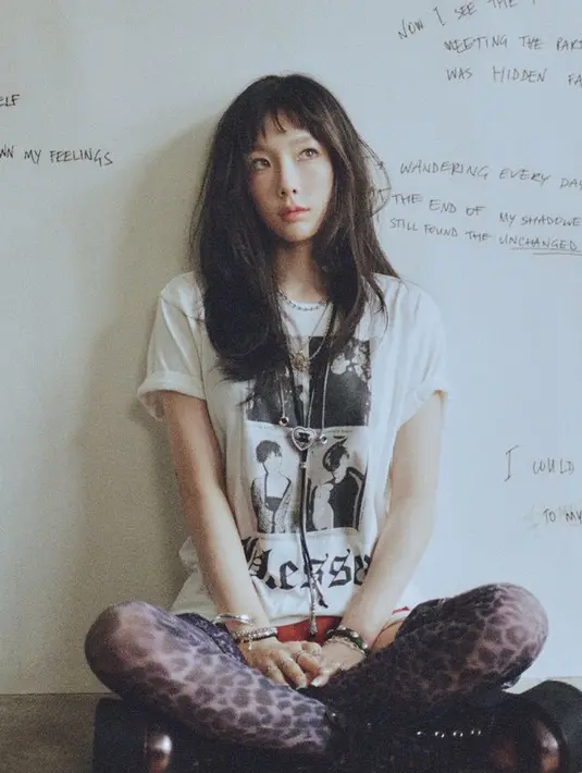 Dalam album ini, Idol 35 tahun ini menyuguhkan sisi berbeda dari dirinya. Ia membungkus album ini dengan musik R&B yang memikat. Begitupun dengan konsep yang lebih berinovasi serta cukup berani, terlihat dari outfit yang dikenakan. [@taeyeon_ss]