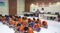 Para tersangka kasus perjudian diamankan di Polda Jatim. (Dian Kurniawan/Liputan6.com).