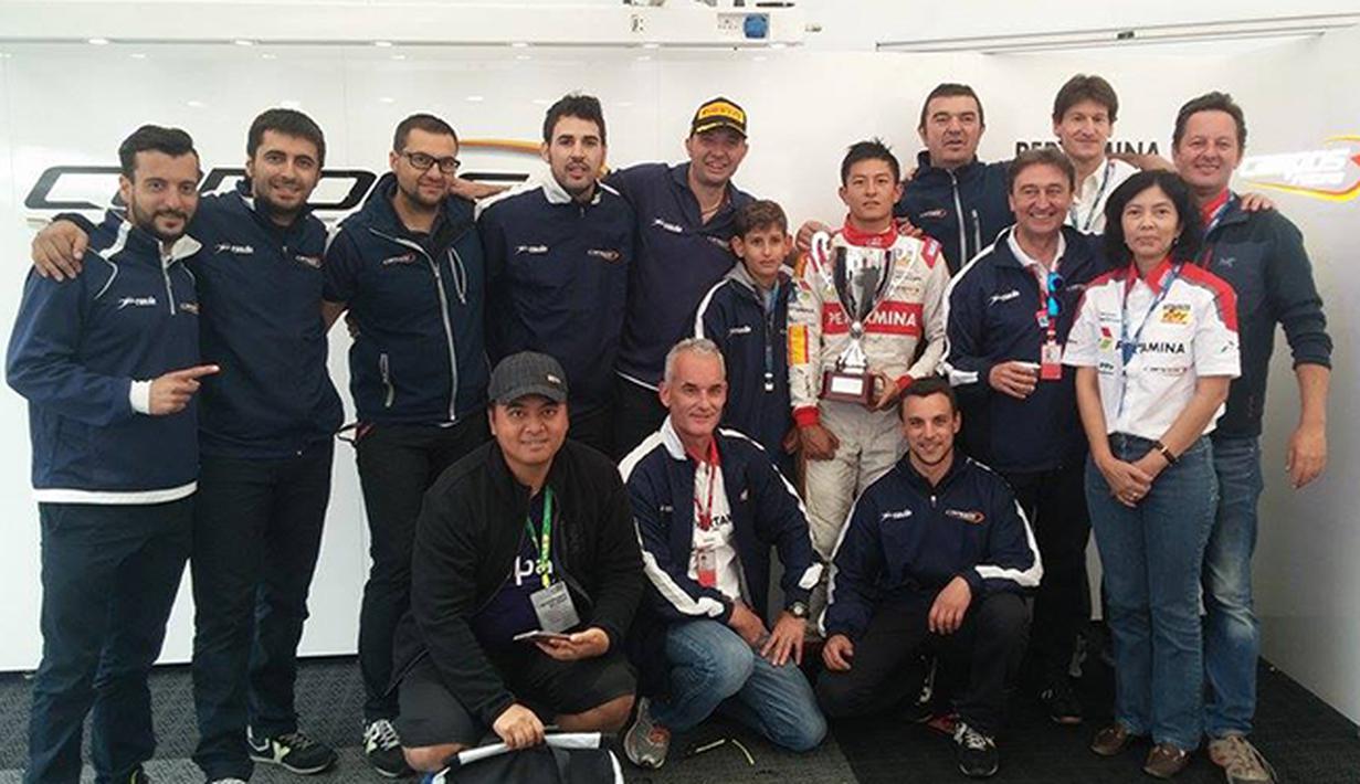 Reza Khomaini dari Bola.com berfoto bersama Rio Haryanto dan tim Campos Racing. 