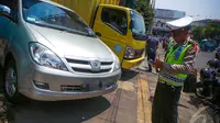 Petugas Dinas Perhubungan dibantu Polantas merazia kendaraan yang parkir liar di kawasan Glodok, Jakarta,(9/9/2014) (Liputan6.com/Faizal Fanani)