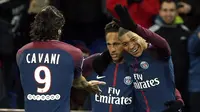 Neymar, Cavani dan Mbappe merayakan gol saat melawan Dijon pada laga Ligue 1 di Parc des Princes stadium, Paris, (17/1/2018). PSG menang telak 8-0. (AP/Thibault Camus)