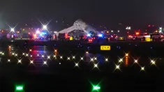 Sebuah pesawat Air Canada Express terparkir di landasan pacu Bandara LaGuardia, New York, Amerika Serikat, Senin 23 Maret 2026, setelah bertabrakan dengan kendaraan Otoritas Pelabuhan. Sebuah pesawat jet regional Air Canada Express bertabrakan dengan truk pemadam kebakaran Otoritas Pelabuhan di Bandara LaGuardia, New York, Amerika Serikat (AS), Minggu (22/3/2026) malam waktu setempat. (AP Photo/Ryan Murphy)