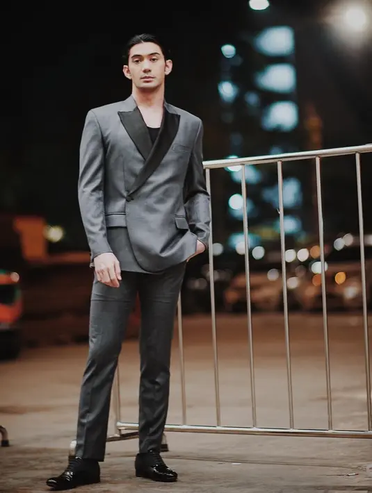 Penampilan Reza Rahadian dengan pakaian formal yang didominasi dengan warna abu-abu ini terlihat berbeda. Tatanan rambut Reza dengan pakaian formal ini terlihat sangat rapi. (Liputan6.com/IG/officialpilarez)