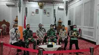 Konferensi pers Forkopimda dan TNI _ Polri terkait agenda Vaksinasi Massal selama enam hari. Foto (Liputan6.com / Panji Prayitno)