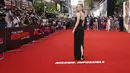 Vanessa Kirby mengarah kamera saat ia melenggang di atas karpet merah.  (Vianney Le Caer/Invision/AP)
