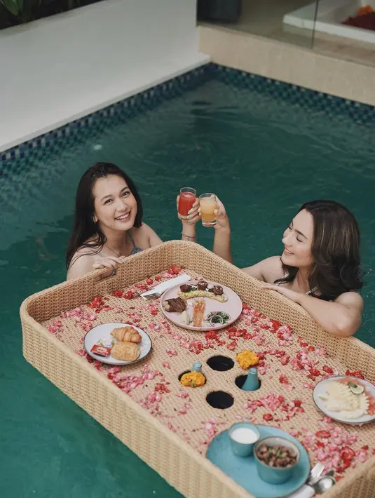 Sama-sama pamer senyum, Ersya Aurelia dan Dea Annisa terlihat mirip bak kembar. Chemistry keduanya sebagai sahabat di sinetron Anak Jalanan reborn sebagai Reva dan Amanda rupanya berlanjut sampai dunia nyata hingga tak sedikit warganet yang suka melihat kebersamaan keduanya. (Liputan6.com/IG/@deaaannisa)