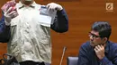 Petugas menunjukkan uang hasil OTT KPK di Balikpapan, Kaltim, Jakarta, Sabtu (4/5/2019). KPK mengamankan uang 100 juta serta hakim PN Balikpapan atas nama Kayat dan dua orang lainnya yang menjadi tersangka adalah pengacara Jhonson Siburian dan warga bernama Sudarman. (Liputan6.con/Johan Tallo)