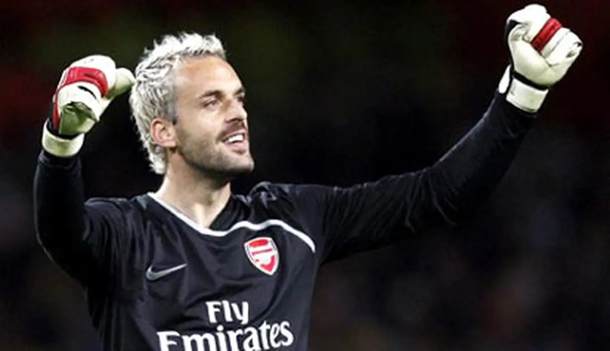 Arsenal goalkeeper Manuel Almunia celebrates after his team scored a second goal against FC Porto during the Champions League Group G match at The Emirates Stadium on September 30, 2008. AFP PHOTO/Adrian Dennis 