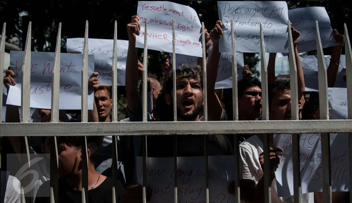 Pengungsi atau pencari suaka menggelar demonstrasi di depan kantor UNHCR, Jakarta, Senin (6/2). Mereka mendesak UNHCR segera mengurus administrasi kepindahan mereka dari Indonesia ke suatu negara yang dianggap lebih aman. (Liputan6.com/Gempur M Surya)