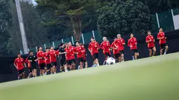 Sejumlah pemain Timnas Jepang melakukan pemanasan saat akan mengikuti sesi latihan menjelang laga lanjutan putaran ketiga Kualifikasi Piala Dunia 2026 melawan Timnas Indonesia yang berlangsung di Lapangan A, Kompleks Stadion Utama Gelora Bung Karno (SUGBK), Senayan, Jakarta, Rabu (13/11/2024). (Bola.com/Bagaskara Lazuardi)