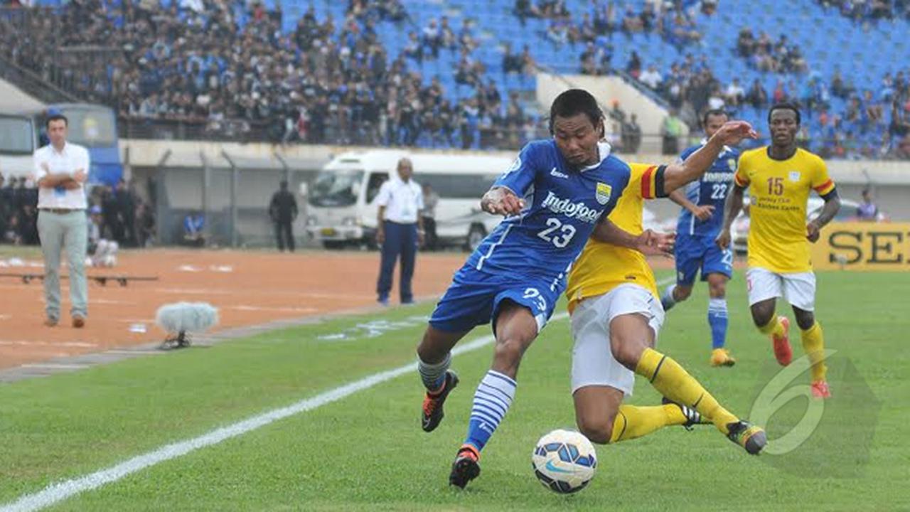 Pemain Persib M Ridwan Berjibaku dengan Pemain Kitchee
