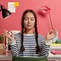 Earthing atau grounding dipercaya mampu membantu menyeimbangkan energi tubuh, mengurangi peradangan, meningkatkan kualitas tidur, hingga memberikan efek menenangkan secara alami. (foto/dok: freepik/wayhomestudio)