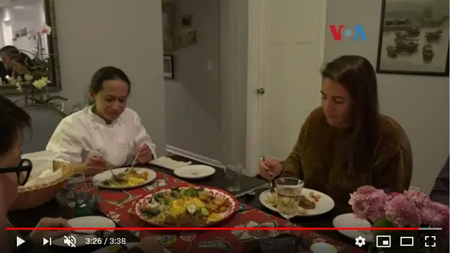 Titik Suprapti bersama tamu yang belajar masak sedang mencicipi hasil masakan.