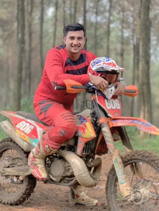 Pria kelahiran 6 Juni 1987 ini pun sering mengunggah foto bersama dengan motor kesayangannya di media sosial. Bahkan, tak jarang pula ia mengunggah foto saat melakukan touring dengan motor trailnya ini. (Liputan6.com/IG/@alisyakieb)