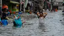 Banjir pesisir atau rob di pesisir Jakarta terjadi akibat adanya fenomena pasang maksimum air laut bersamaan dengan fase bulan baru. Fenomena ini meningkatkan ketinggian pasang air laut maksimum berupa banjir pesisir atau rob di wilayah pesisir utara Jakarta. (merdeka.com/Arie Basuki)