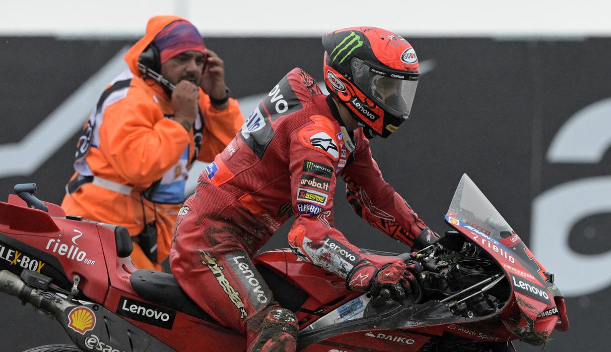 Bagnaia kembali bangkit dan melanjutkan balapan namun dirinya harus melorot ke posisi 16. Bagnaia akhirnya harus pulang tanpa satu pun poin. (AFP/Juan Mabromata)