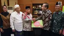 President Director & CEO Indosat Ooredoo Chris Kanter secara simbolis menyerahkan donasi komputer kepada Ketua Umum Pengurus Besar Nahdlatul Ulama (PBNU) KH Said Aqil Siroj di Kantor Pusat PBNU, Jakarta, Jumat (28/12). (Liputan6.com/HO/Eko)