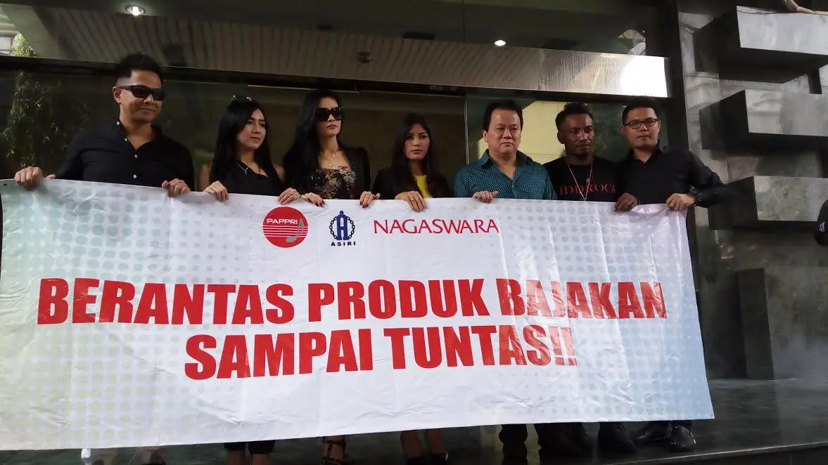 Delon bersama sejumlah penyanyi dan produser musik melapor soal pembajakan ke Bareskrim Mabes Polri