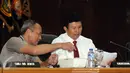 Kabareskrim Mabes Polri, Komjen Pol Ari Dono (kanan) bersiap menunjukkan surat rilis kasus dugaan penistaan agama yang melibatkan Basuki Tjahaja Purnama (Ahok) di Jakarta, Rabu (16/11). Ahok ditetapkan sebagai tersangka. (Liputan6.com/Helmi Fithriansyah)