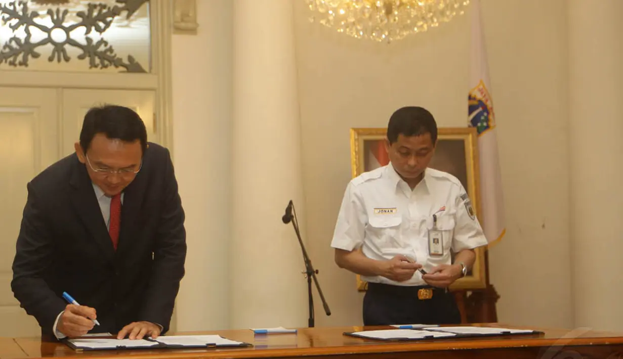 Kerjasama tersebut ditandatangani Wakil Gubernur DKI Basuki Tjahaja Purnama (Ahok) dan Direktur Utama PT KAI Ignasius Jonan di Balai Kota DKI Jakarta, (1/10/14). (Liputan6.com/Herman Zakharia)