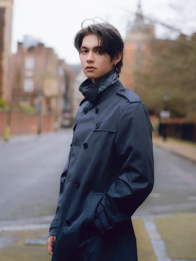 Potret Airport Fashion Bright Vachirawit Dibalut Trench Coat untuk Hadiri Burberry Fall-Winter 2025 Show
