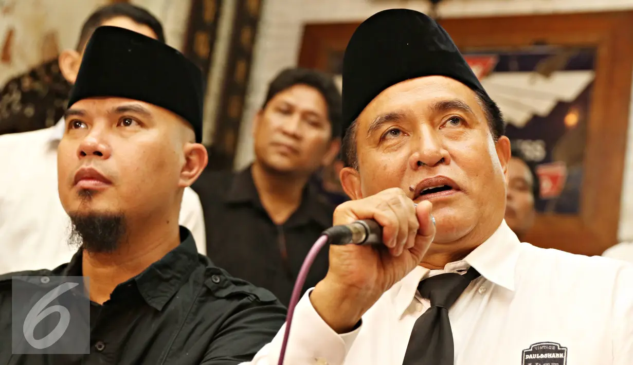 Balon Gubernur DKI Jakarta Ketua Umum PBB Yusril Ihza Mahendra (kanan) memberikan keterangan saat menggelar pertemuan politik di Jakarta, Jumat (4/3). Keduanya akan saling mendukung di Pilgub 2017 mendatang. (Lipitan6.com/Immanuel Antonius)