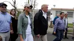 Presiden AS Donald Trump dan ibu negara Melania Trump ditemani Gubernur Puerto Rico, Ricardo Ricardo Rosselló berkeliling ke permukiman warga di Guaynabo, Selasa (3/10). Trump meninjau kerusakan yang diakibatkan Badai Maria dua pekan lalu. (AP/Evan Vucci)