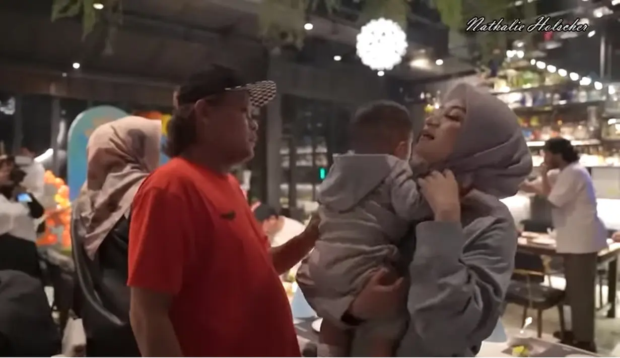 [Youtube/NATHALIE HOLSCHER]