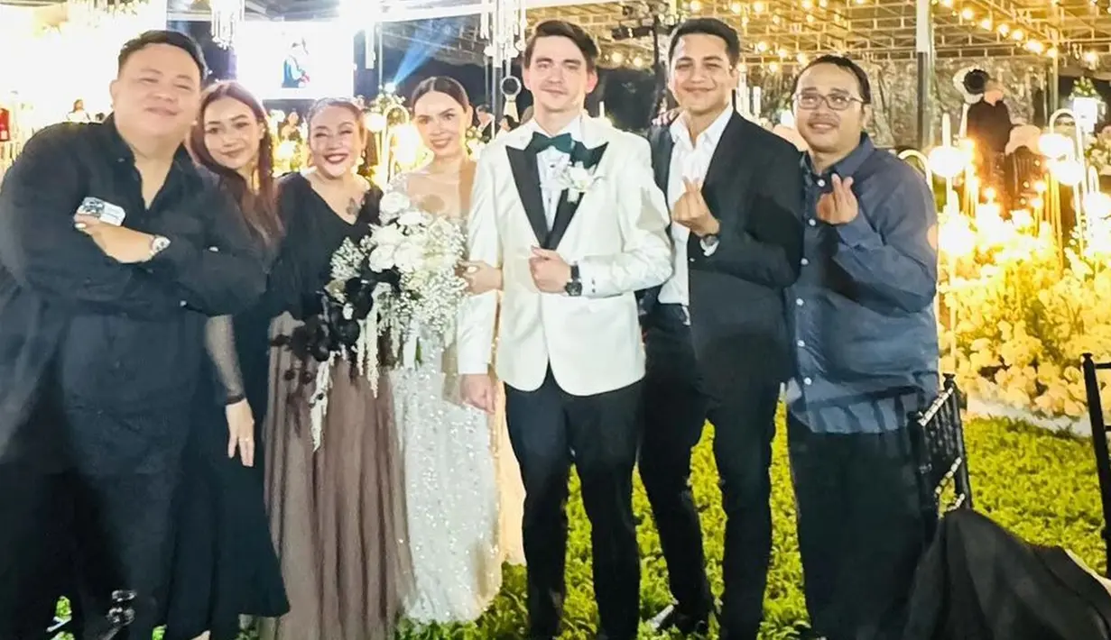 Selain Fendy Chow dan Stella Cornelia, hadir pula pasangan artis Adzana Bing Slamet dan Rizky Alatas. Keduanya sama-sama tampil stunning dengan busana serba hitam. Anak dari Adi Bing Slamet itu juga sedang bahagia karena baru saja merayakan ulang tahunnya ke-31 pada 16 Februari kemarin. Dia pun mendapat kado spesial dari suami. (Liputan6.com/IG/@bayu_sangaji)