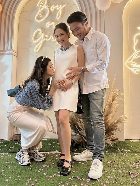 <p>Sang suami mengenakan kemeja putih panjang, dipadukan celana denim dan sneakers putihnya. [@furrycitra]</p>