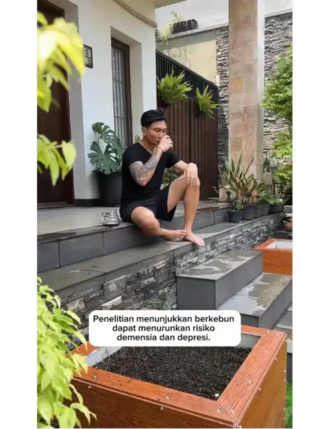 7 Potret Teras Depan Rumah Anji, Halaman Dipakai Berkebun dan Budidaya Sirih China