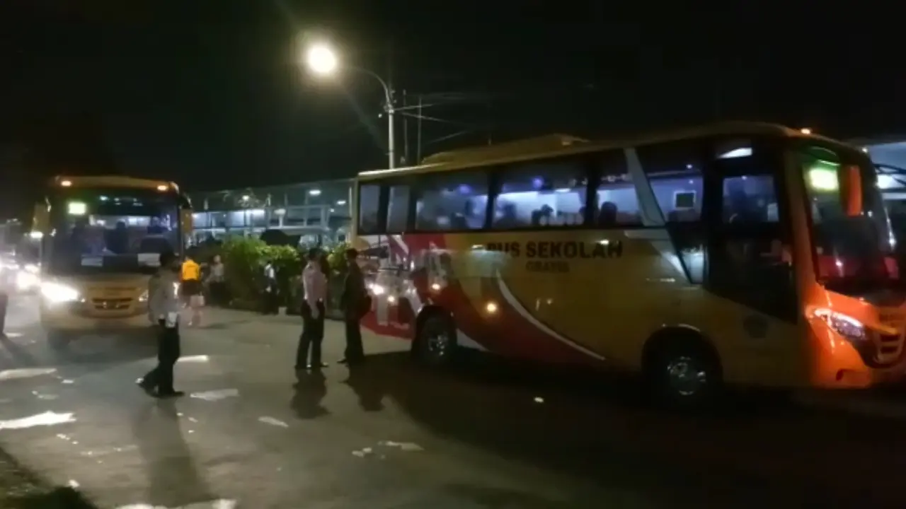 Gubernur DKI Jakarta Anies Baswedan meninjau Stasiun Bogor, Jawa Barat, Senin (15/6/2020) pagi. Kunjungan Anies untuk meninjau keberangkatan bus bantuan Pemprov DKI Jakarta dari stasiun tersebut.