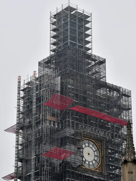 Kondisi jam Big Ben yang tidak ada jarumnya karena sedang dilakukan perbaikan dan pembersihan di London, Inggris (12/4). Renovasi besar ini sebelumnya diumumkan oleh House of Commons pada Senin, 14 Agustus 2017 lalu. (AFP Photo/Ben Stansall)
